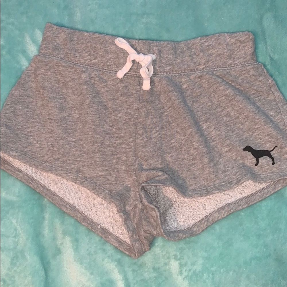 grey shorts